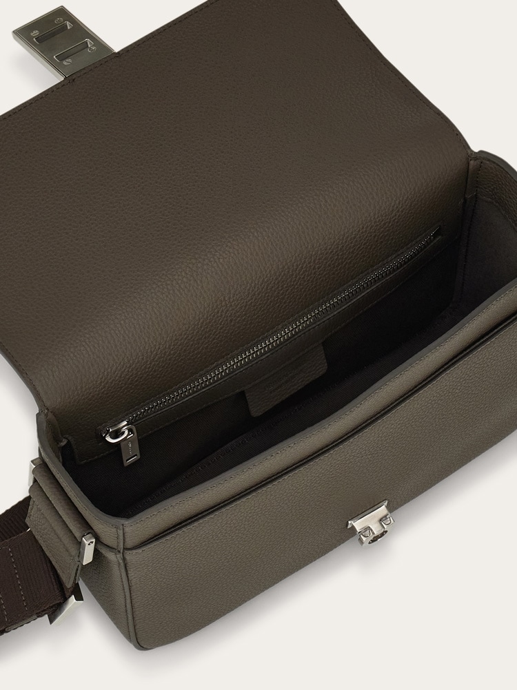 Hug buckle messenger bag Gallery image 5