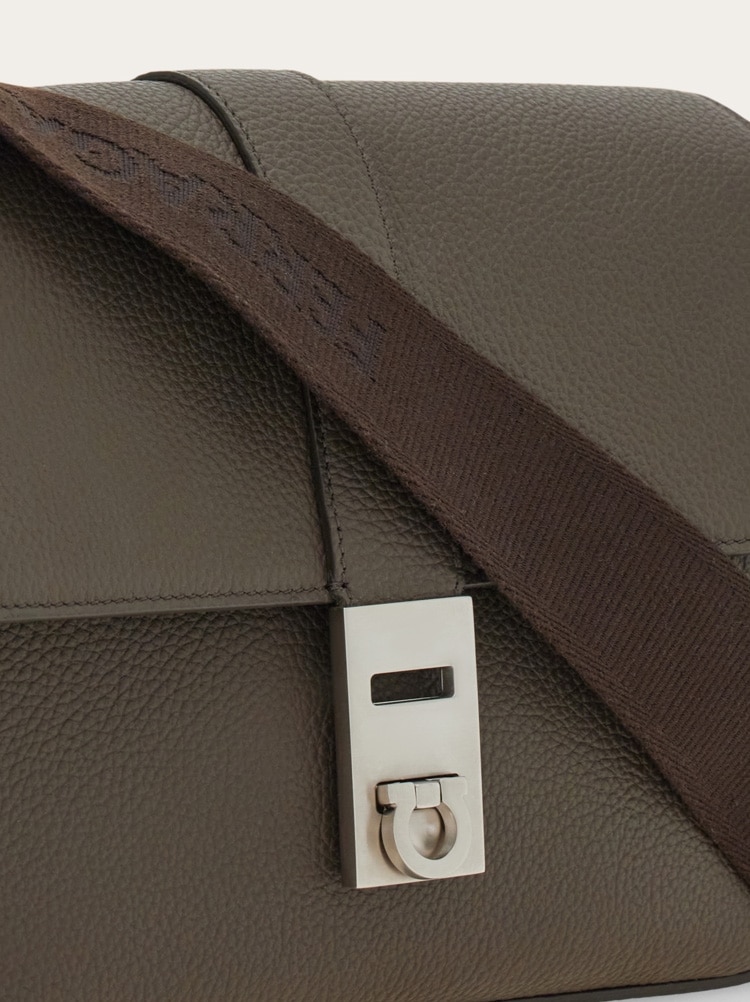 Hug buckle messenger bag Gallery image 7