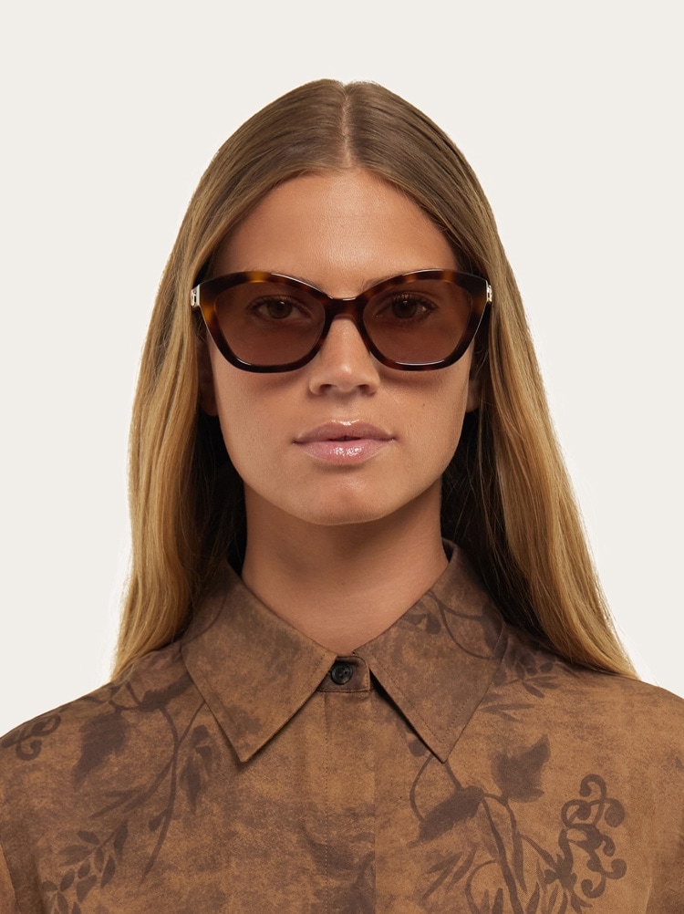 Butterfly frame sunglasses Gallery image 3