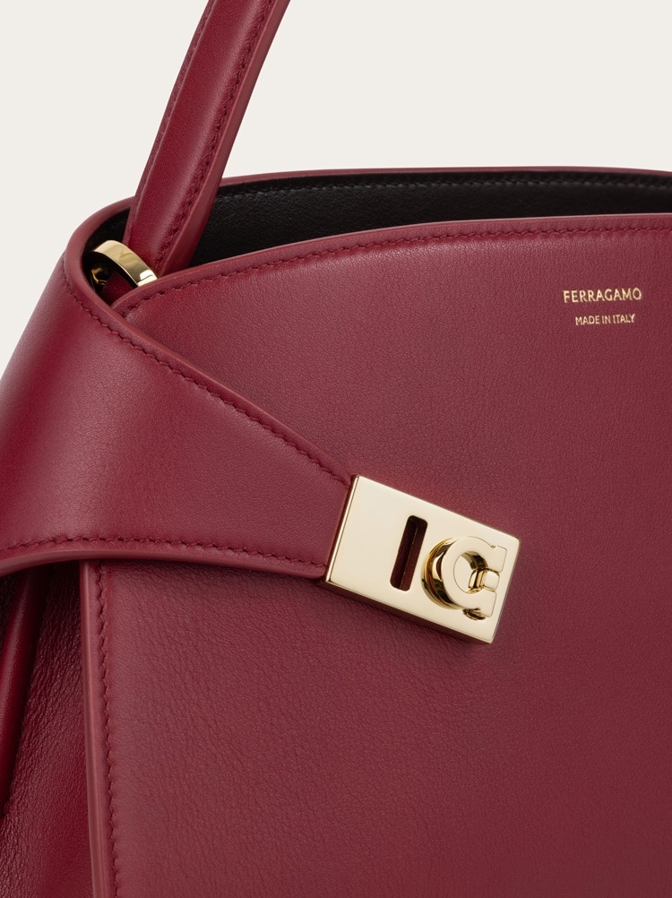 Hug soft bicolor handbag (XS) Gallery image 5